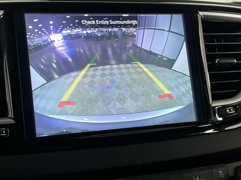 Certified 2024 Chrysler Pacifica Touring-L image 19