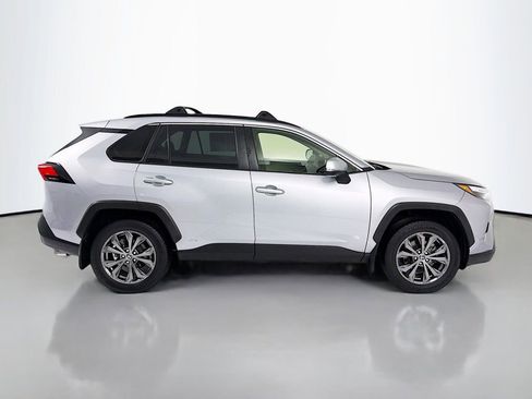 Used 2022 Toyota RAV4 XLE Premium image 8