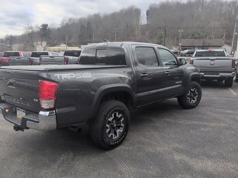 Used 2017 Toyota Tacoma TRD Off-Road image 3