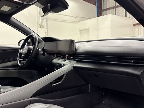 Used 2024 Hyundai Elantra Limited image 37