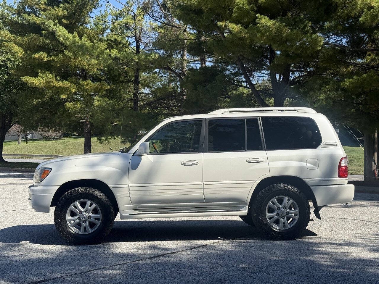 Used 2005 Lexus LX 470 4WD w/ Preferred Accessory Pkg image 6