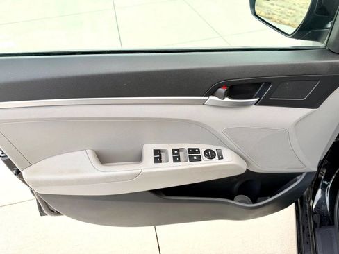 Used 2019 Hyundai Elantra SE image 11