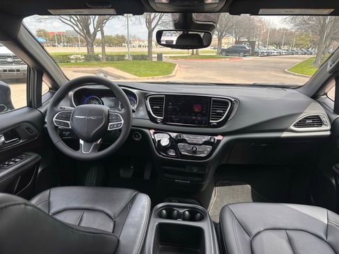 Used 2026 Chrysler Pacifica Select image 21