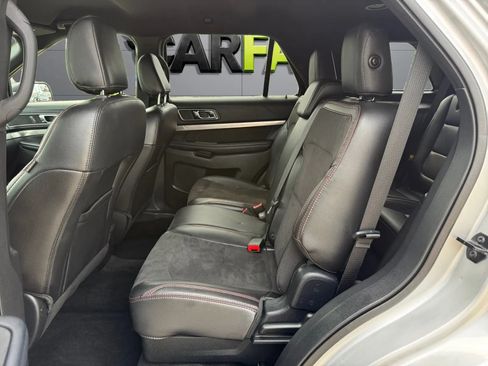Used 2018 Ford Explorer XLT w/ Equipment Group 202A AWD/4WD image 19