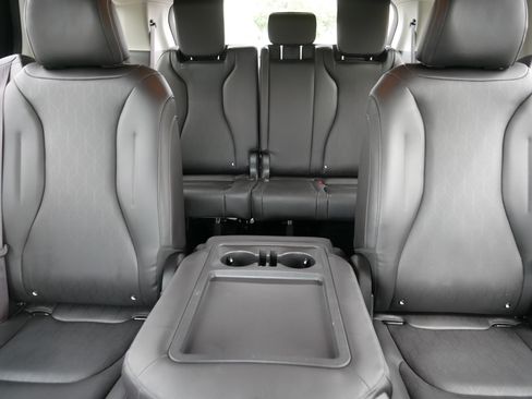 Used 2024 Kia Carnival EX FWD image 13