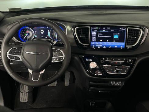 Used 2025 Chrysler Pacifica Select FWD image 13