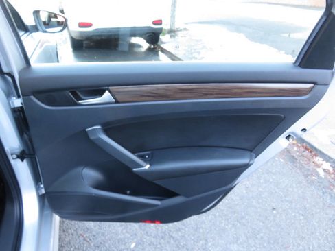 Used 2020 Volkswagen Passat 2.0T SEL image 30