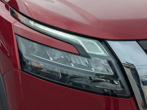 Used 2025 Nissan Pathfinder SV image 9