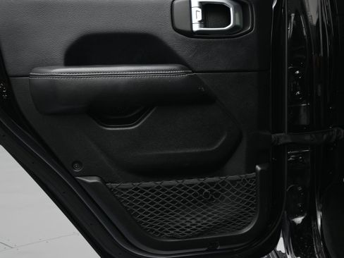 Used 2018 Jeep Wrangler Unlimited Sahara AWD/4WD image 12