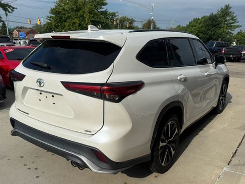 Used 2021 Toyota Highlander XSE FWD image 3