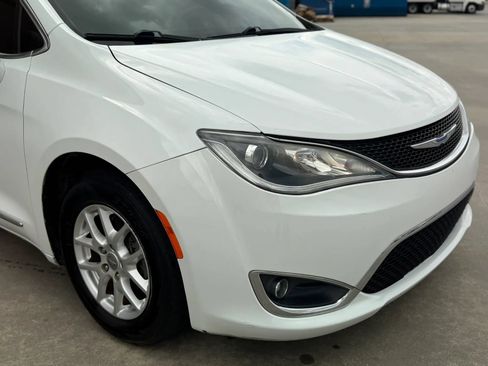 Used 2020 Chrysler Pacifica Touring-L FWD image 5