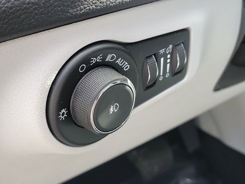 Used 2019 Jeep Compass Latitude FWD image 22