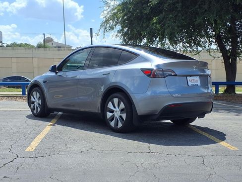 Used 2024 Tesla Model Y Long Range AWD/4WD image 8