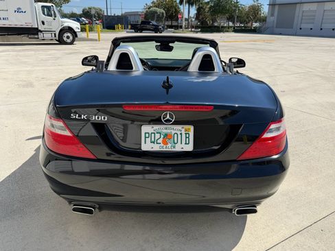 Used 2016 Mercedes-Benz SLK 300 image 4