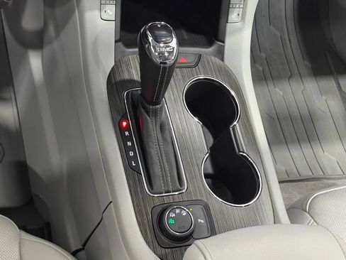 Used 2019 GMC Acadia SLT AWD/4WD image 9
