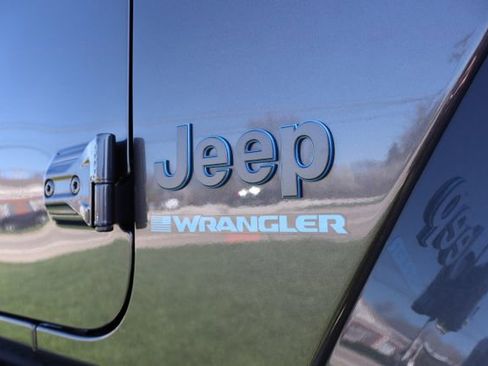 Used 2025 Jeep Wrangler Unlimited Sahara AWD/4WD image 2