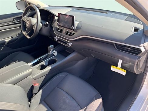 Used 2025 Nissan Altima 2.5 S image 13