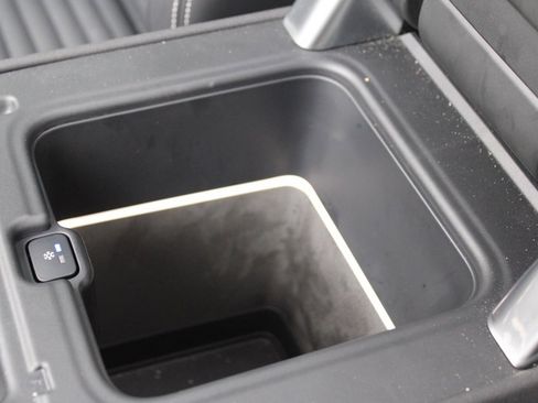 Certified 2025 Land Rover Discovery Dynamic SE image 27