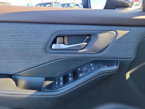 Used 2023 Nissan Rogue SV image 17