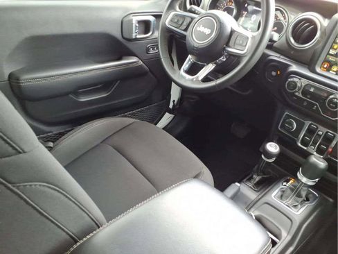 Used 2023 Jeep Gladiator Overland AWD/4WD image 10