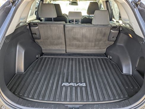 Used 2021 Toyota RAV4 LE image 12