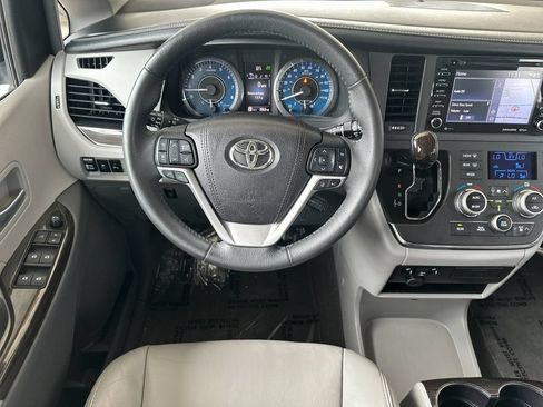 Used 2018 Toyota Sienna XLE w/ XLE Navigation Package FWD image 13