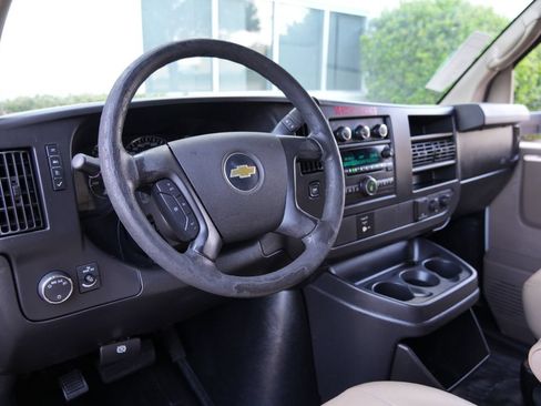 Used 2015 Chevrolet Express 4500 RWD image 6