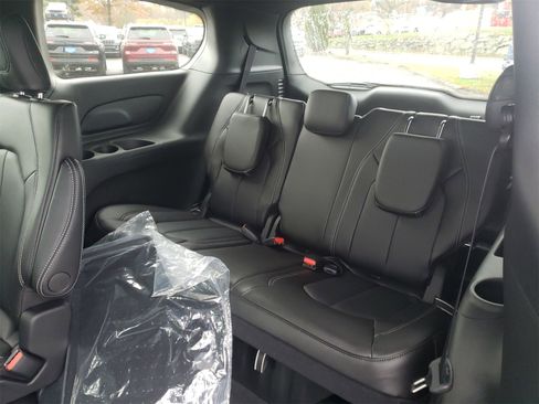 New 2026 Chrysler Pacifica Select image 13