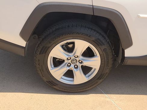 Used 2020 Toyota RAV4 XLE FWD image 6