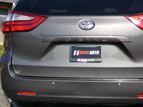 Used 2017 Toyota Sienna XLE image 11