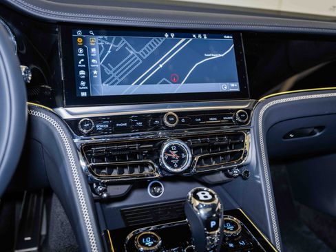 Used 2024 Bentley Flying Spur V8 image 31