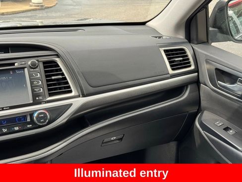 Used 2018 Toyota Highlander SE image 24