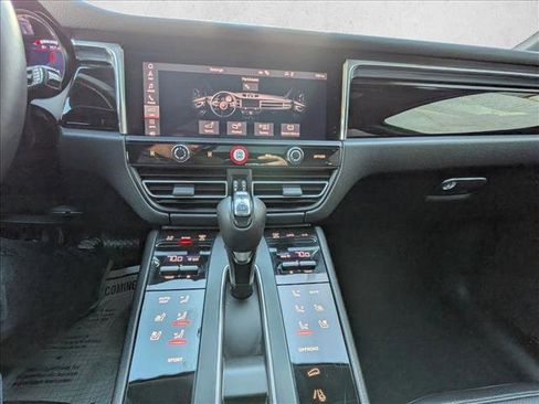 Used 2025 Porsche Macan image 12