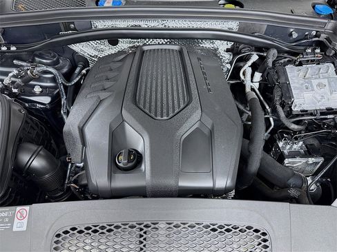 Certified 2025 Porsche Macan image 32