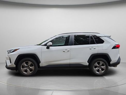Used 2022 Toyota RAV4 XLE w/ Convenience Package FWD image 3