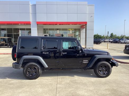 Used 2017 Jeep Wrangler Unlimited Sport w/ Connectivity Group AWD/4WD image 8
