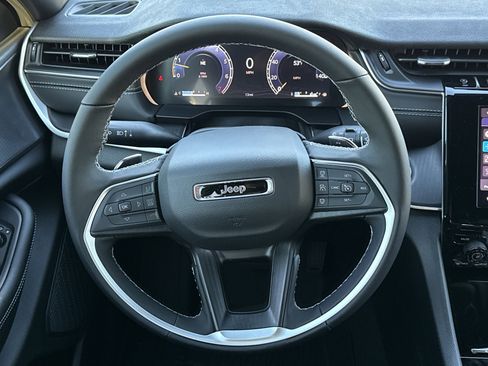 New 2025 Jeep Grand Cherokee L Laredo w/ Luxury Tech Group I image 20