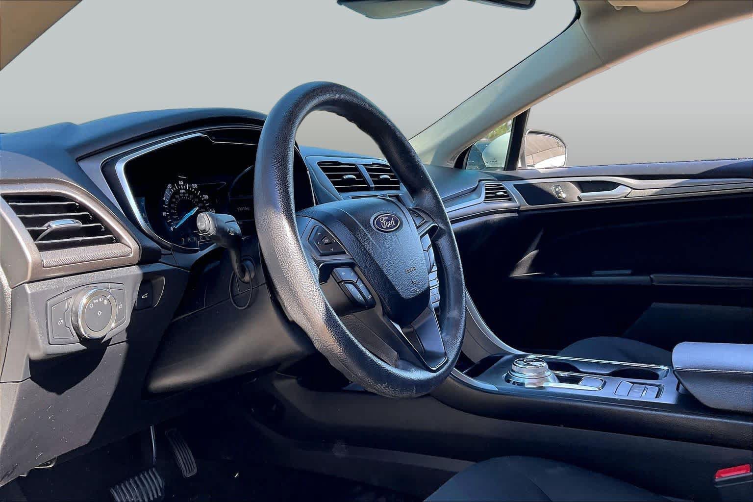 Used 2020 Ford Fusion SE FWD image 18