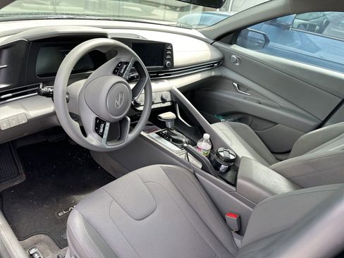 Used 2025 Hyundai Elantra SE FWD image 15