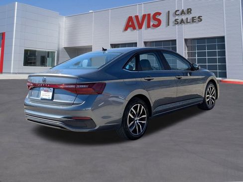 Used 2025 Volkswagen Jetta SE image 6