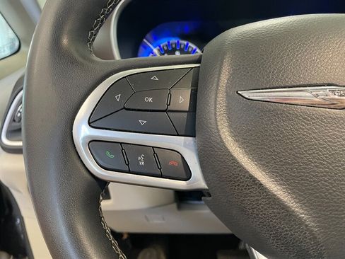 Used 2022 Chrysler Voyager LX FWD image 11
