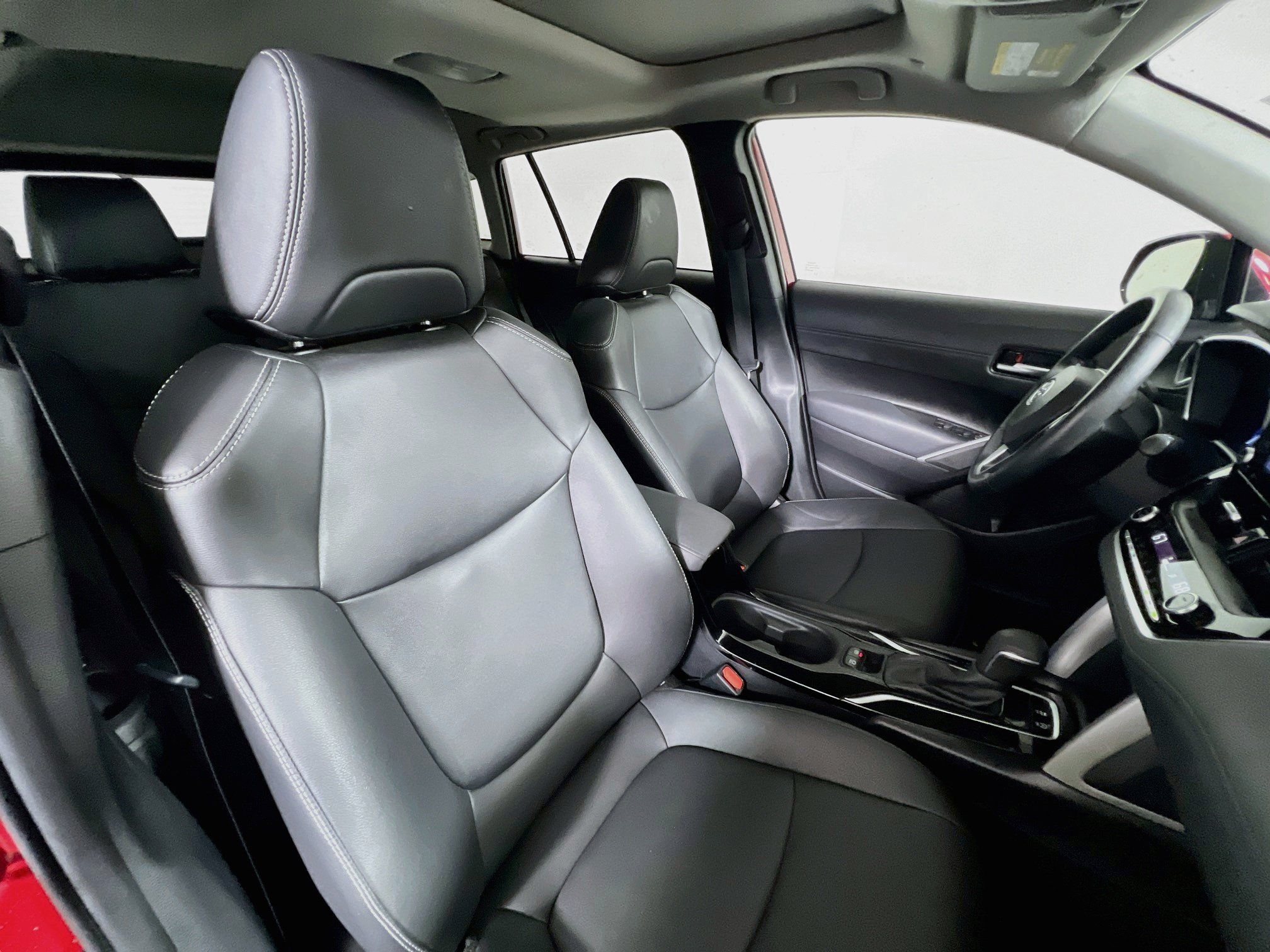 Used 2022 Toyota Corolla Cross XLE w/ Convenience Package FWD image 29