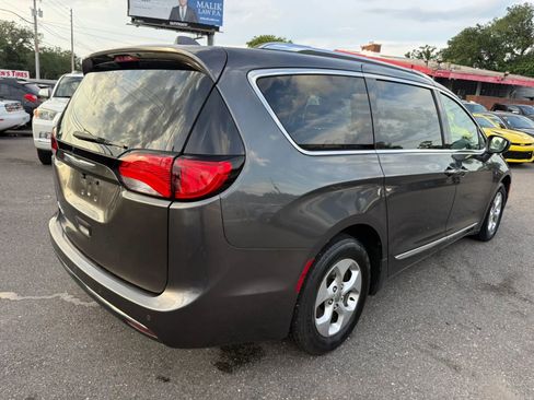 Used 2017 Chrysler Pacifica Touring-L Plus FWD image 5