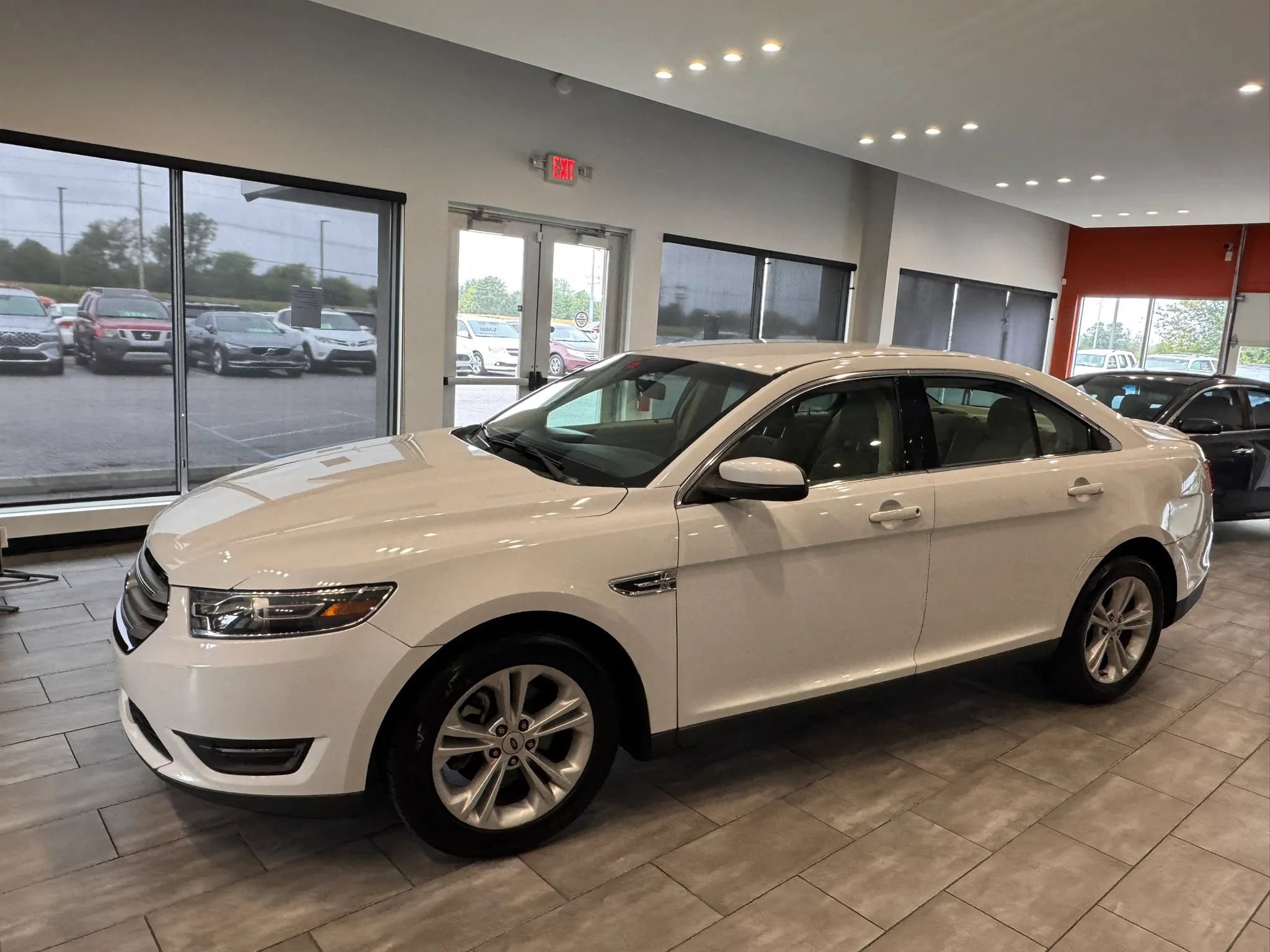Used 2016 Ford Taurus SEL FWD image 9