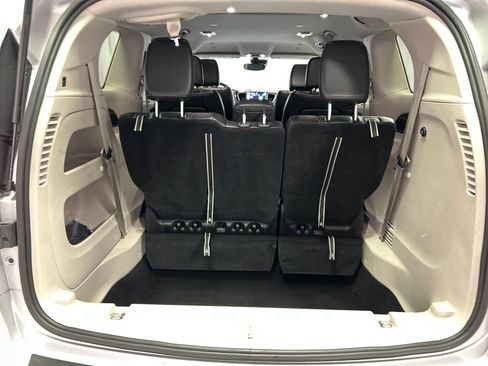 Used 2024 Chrysler Pacifica Touring-L image 25
