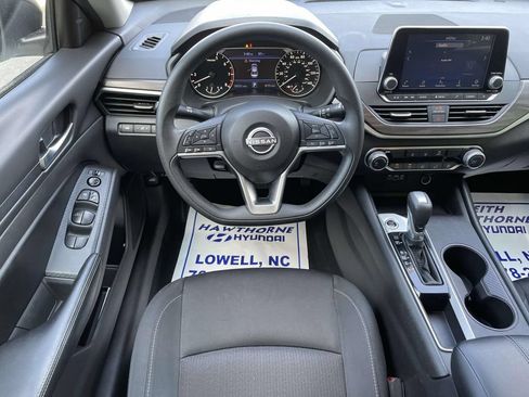 Used 2025 Nissan Altima 2.5 SV FWD image 11