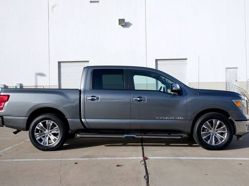 Used 2019 Nissan Titan SL image 12