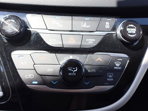 Used 2023 Chrysler Pacifica Touring-L FWD image 24