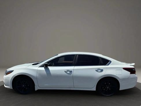 Used 2017 Nissan Altima 2.5 SR w/ Midnight Edition Package FWD image 2