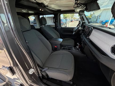 Used 2025 Jeep Wrangler Unlimited Sahara AWD/4WD image 36
